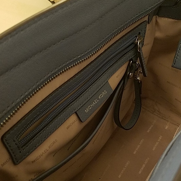 Michael Kors leather purse - Picture 7 of 8